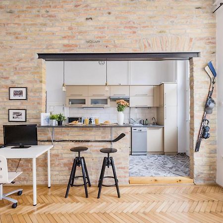 Live Like A Local At The Rustic Hockey Hut Apartamento Budapeste Exterior foto