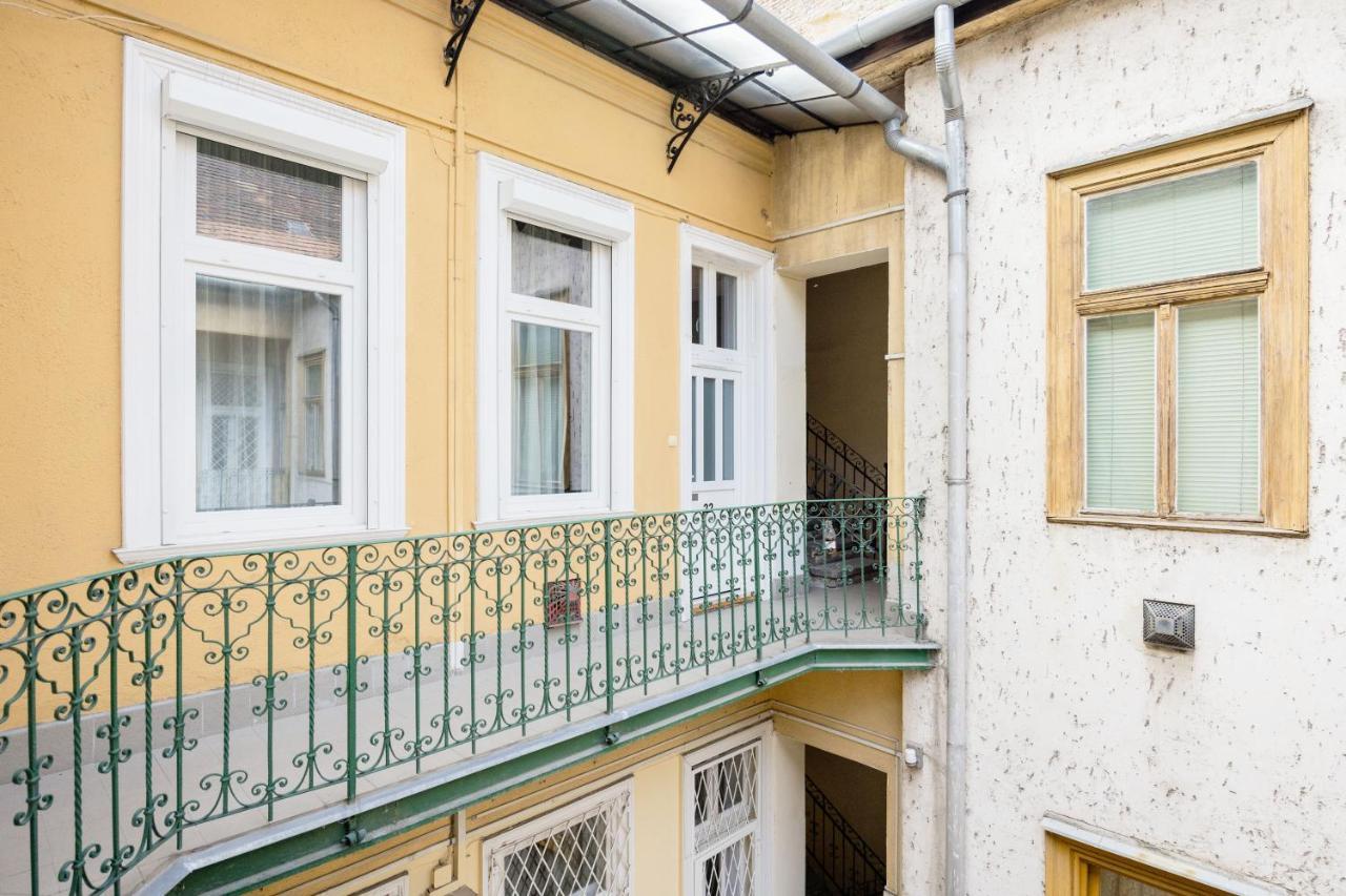 Live Like A Local At The Rustic Hockey Hut Apartamento Budapeste Exterior foto