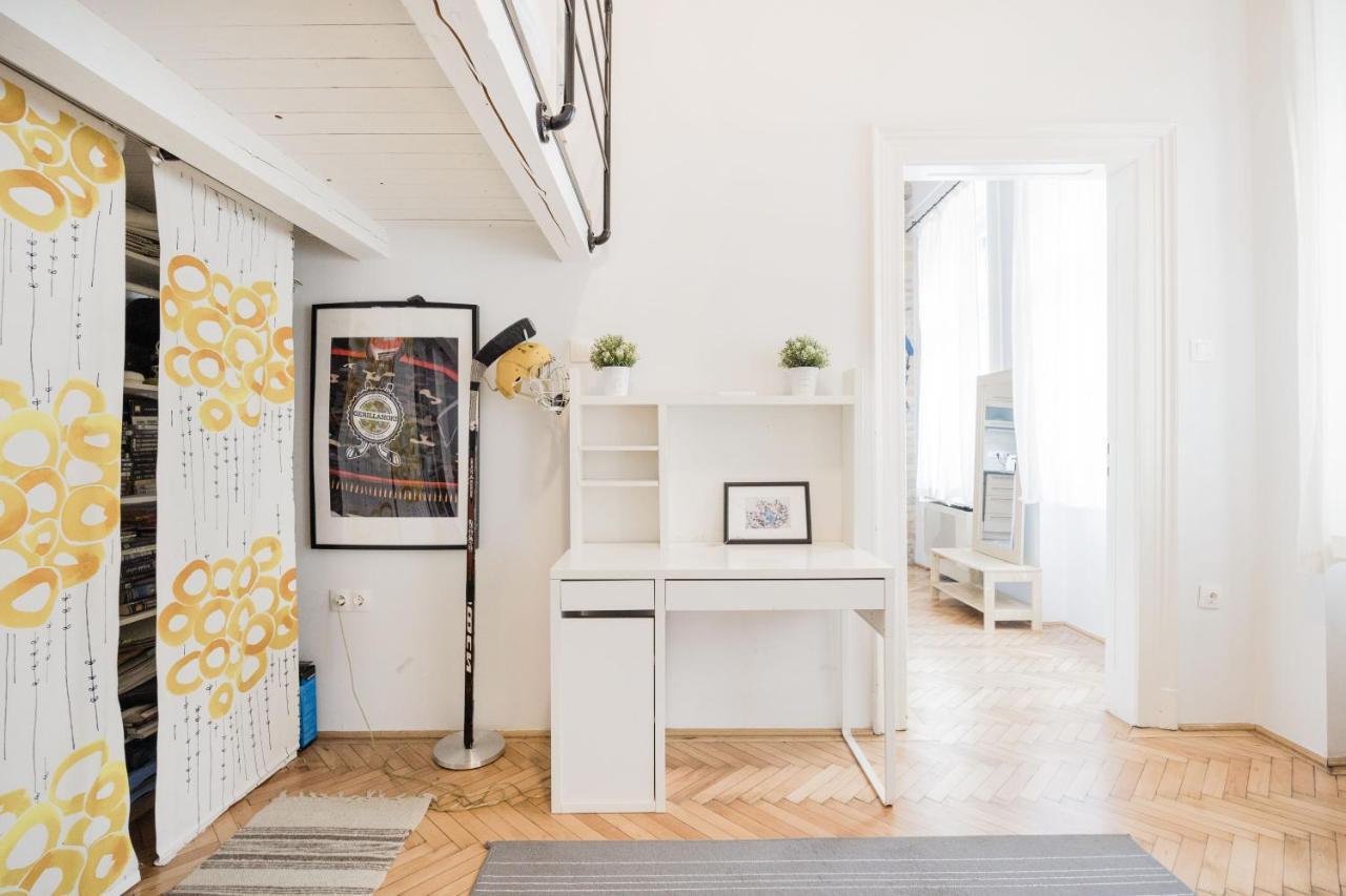 Live Like A Local At The Rustic Hockey Hut Apartamento Budapeste Exterior foto